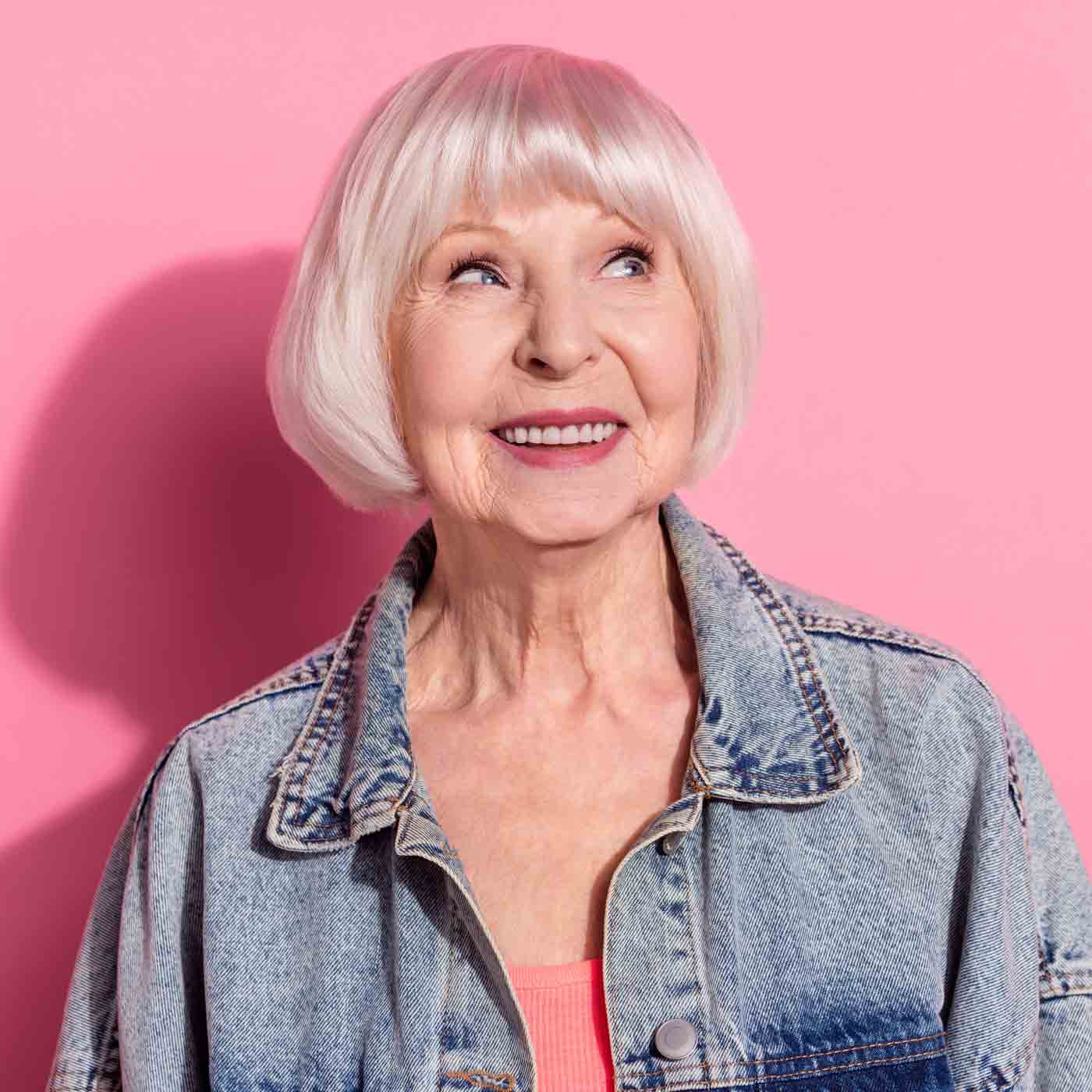 älter Dame, graue Haare, rosa Hintergrund